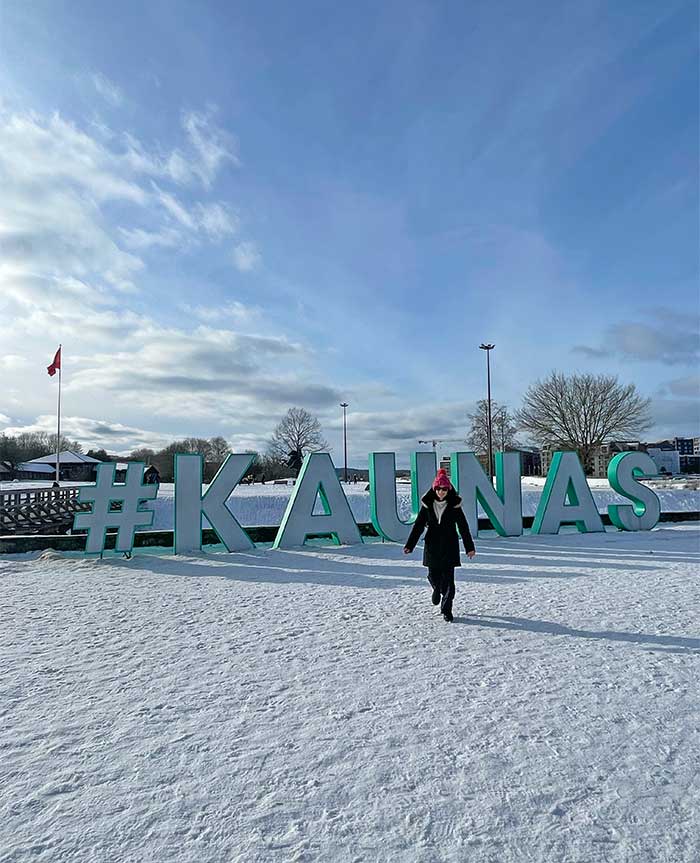 Qué ver en Kaunas: guía de la ciudad más auténtica de Lituania 9 Qué ver en Kaunas, Kaunas Lituania, Dormir en Kaunas, Kaunas en un día, Kaunas en un día desde Vilna, Museo del Diablo Kaunas, Mejores restaurantes Kaunas, Itinerario Lituania, qué hacer en Kaunas, Kaunas en un día, cartel de Kaunas