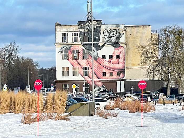 Qué ver en Kaunas: guía de la ciudad más auténtica de Lituania 12 Qué ver en Kaunas, Kaunas Lituania, Dormir en Kaunas, Kaunas en un día, Kaunas en un día desde Vilna, Museo del Diablo Kaunas, Mejores restaurantes Kaunas, Itinerario Lituania, qué hacer en Kaunas, Kaunas en un día, cartel de Kaunas, Street art en Kaunas, arte urbano en Kaunas, murales en Kaunas, mural The Wise Old Man Kaunas
