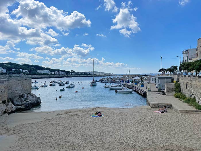Playa urbana Santa Maria al Bagno, Santa Maria al Bagno, Salento Puglia, Qué ver en Santa Maria al Bagno, Playas de Santa Maria al Bagno, Turismo en Santa Maria al Bagno, Santa Maria al Bagno Italia, Hoteles en Santa Maria al Bagno, Nardò Puglia, Gallipoli Puglia, Porto Selvaggio Salento, Quattro Colonne, Museo de la Memoria y la Acogida, Dónde comer en Santa Maria al Bagno, Ruta por el Salento, Alquiler vacacional Santa Maria al Bagno, Mejores calas de Puglia, Cómo llegar a Santa Maria al Bagno, Santa Maria al Bagno Nardò, Mapa de Santa Maria al Bagno, Restaurantes Santa Maria al Bagno