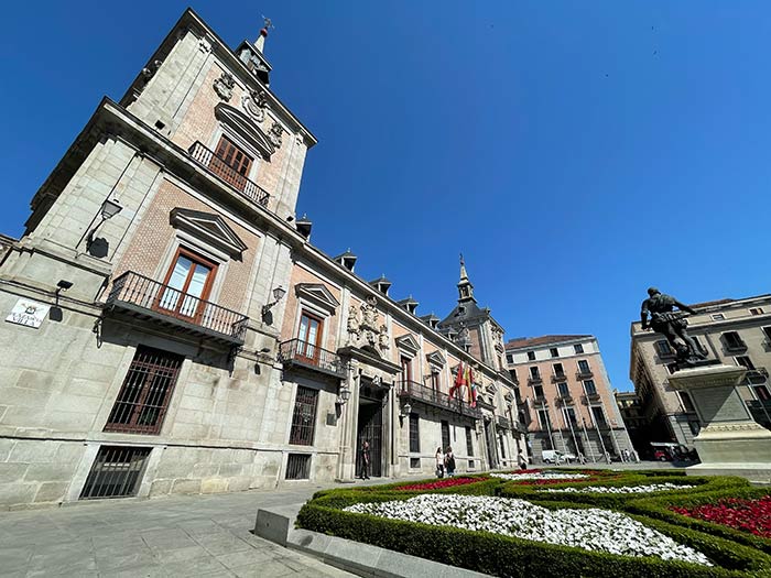 Plaza de la Villa, Madrid qué ver y qué hacer, errores al visitar Madrid, visitar Madrid, qué ver en Madrid, imprescindibles de Madrid, qué hacer en Madrid, guía de Madrid, dónde comer en Madrid, tapas en Madrid, alojamiento barato en Madrid, mejores barrios de Madrid, turismo en Madrid, moverse por Madrid, museos de Madrid, planes en Madrid para turistas, 