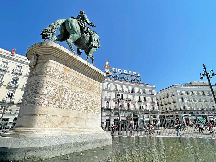 Puerta del Sol Madrid, Cartel Tío Pepe Madrid, escultura caballo Puerta del Sol Madrid, negocios con historia en Madrid, errores al visitar Madrid, visitar Madrid, qué ver en Madrid, imprescindibles de Madrid, qué hacer en Madrid, guía de Madrid, dónde comer en Madrid, tapas en Madrid, alojamiento barato en Madrid, mejores barrios de Madrid, turismo en Madrid, moverse por Madrid, museos de Madrid, planes en Madrid para turistas, 