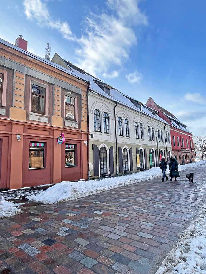 Qué ver en Kaunas: guía de la ciudad más auténtica de Lituania 10 Qué ver en Kaunas, Kaunas Lituania, Dormir en Kaunas, Kaunas en un día, Kaunas en un día desde Vilna, Museo del Diablo Kaunas, Mejores restaurantes Kaunas, Itinerario Lituania, qué hacer en Kaunas, Kaunas en un día, cartel de Kaunas, Calle Vilniaus Kaunas