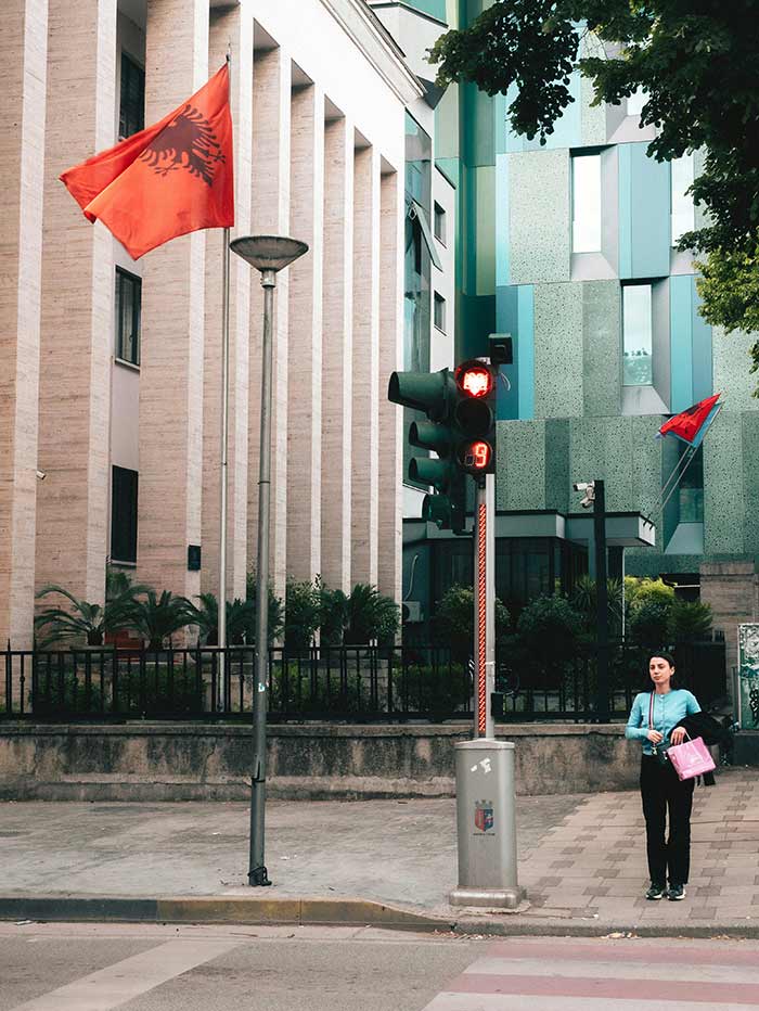 calles de Tirana, cómo tener internet en albania , mejor esim para albania, roaming en albania vodafone, tarjeta sim albania aeropuerto, internet en albania movistar, que tarjeta sim comprar en albania, internet movil albania, viajar a albania por libre, requisitos para viajar a albania desde españa, playas de albania mas bonitas, que ver en albania en 7 dias, moneda de albania propinas, es seguro viajar a albania sola, alquilar coche en albania opiniones