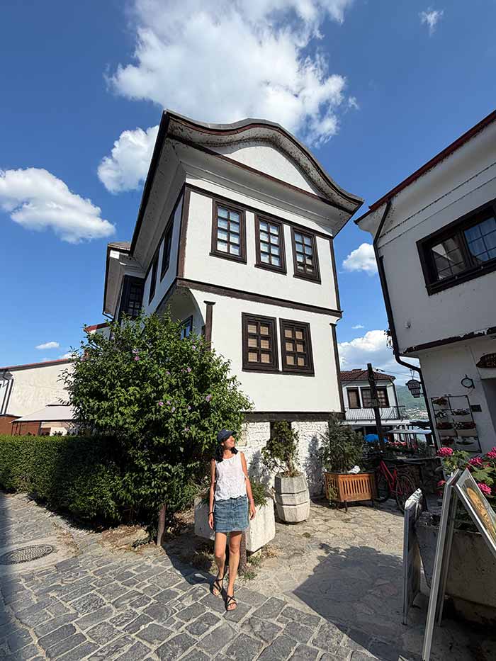 Qué ver en Macedonia: los mejores lugares y el secreto mejor guardado de los Balcanes 11 qué ver en Ohrid, lago Ohrid, qué ver en Macedonia, qué hacer en Macedonia del Norte, viajar a Macedonia por libre, qué ver en Skopje, Parque Nacional de Mavrovo, Boda de Galicnik julio, Galicka Svadba festival, vuelos España Macedonia, moneda de Macedonia del Norte, requisitos para viajar a Macedonia, lago Ohrid playas, mejores iglesias de Ohrid, antiguo bazar de Skopje, ruta por los Balcanes en coche, qué ver en Macedonia en una semana, Bazar en Skopje, Macedonia del Norte