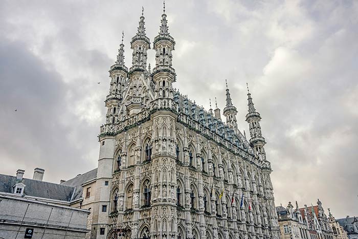 Ayuntamiento gótico de Lovaina, pueblos con encanto en Flandes, ciudades más bonitas de Flandes, qué ver en Lovaina en un día, qué hacer en Malinas Bélgica, itinerario por Flandes en tren, ciudades alternativas en Bélgica, Lovaina y Malinas en dos días, mejores beguinajes de Flandes, visitar la fábrica Het Anker Malinas, subir a la torre de San Rumoldo, ruta ciclista por Lovaina, ayuntamiento de Lovaina gótico, excursiones desde Bruselas en tren, dónde alojarse en Malinas centro, seguro de viaje para Bélgica, viajar por libre a Flandes, mapa turístico de Lovaina