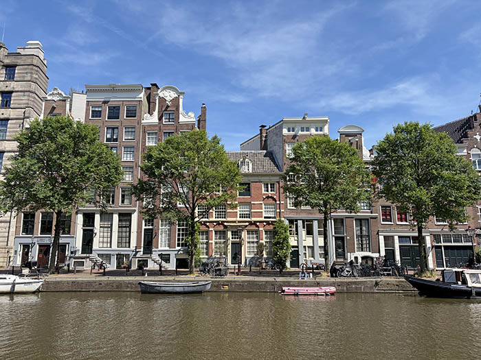 Ámsterdam en 2 días, qué ver en Ámsterdam en 2 días, itinerario Ámsterdam 48 horas, guía de viaje de Ámsterdam, qué hacer en Ámsterdam en 3 días, visitar Ámsterdam en un fin de semana, mejores museos de Ámsterdam, tarjeta turística de Ámsterdam opiniones, ruta por los canales de Ámsterdam, qué ver en Ámsterdam Norte, visitar el STRAAT Museum, puentes iluminados de Ámsterdam, consejos para visitar el Rijksmuseum, dónde alojarse en el centro de Ámsterdam, seguro de viaje para Holanda, viajar a Ámsterdam por libre