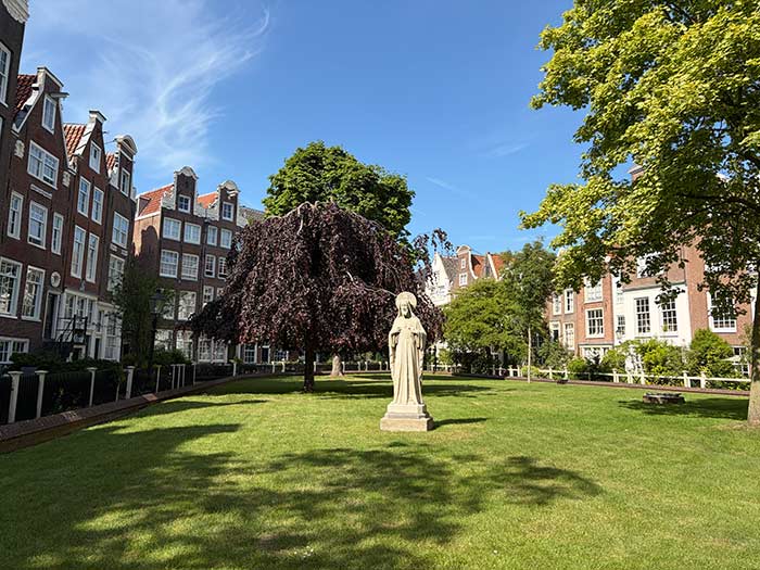 Begijnhof Ámsterdam, Ámsterdam en 2 días, qué ver en Ámsterdam en 2 días, itinerario Ámsterdam 48 horas, guía de viaje de Ámsterdam, qué hacer en Ámsterdam en 3 días, visitar Ámsterdam en un fin de semana, mejores museos de Ámsterdam, tarjeta turística de Ámsterdam opiniones, ruta por los canales de Ámsterdam, qué ver en Ámsterdam Norte, visitar el STRAAT Museum, puentes iluminados de Ámsterdam, consejos para visitar el Rijksmuseum, dónde alojarse en el centro de Ámsterdam, seguro de viaje para Holanda, viajar a Ámsterdam por libre