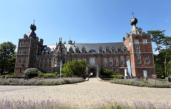 Castillo de Arenberg, pueblos con encanto en Flandes, ciudades más bonitas de Flandes, qué ver en Lovaina en un día, qué hacer en Malinas Bélgica, itinerario por Flandes en tren, ciudades alternativas en Bélgica, Lovaina y Malinas en dos días, mejores beguinajes de Flandes, visitar la fábrica Het Anker Malinas, subir a la torre de San Rumoldo, ruta ciclista por Lovaina, ayuntamiento de Lovaina gótico, excursiones desde Bruselas en tren, dónde alojarse en Malinas centro, seguro de viaje para Bélgica, viajar por libre a Flandes, mapa turístico de Lovaina