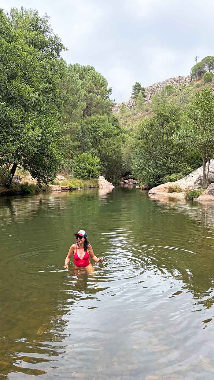 Dónde bañarse en Extremadura: las mejores playas, piscinas naturales y embalses para un verano diferente 5 Charco de la Nutria, Cañamero en Geoparque Villuercas-Ibores-Jara, dónde bañarse en Extremadura , dónde bañarse en Extremadura en verano, mejores zonas de baño en Extremadura, mejores playas de Extremadura, playas de interior en Extremadura, playas de agua dulce en Extremadura, piscinas naturales en Extremadura, embalses para bañarse en Extremadura, charcos naturales en Extremadura, playa de Orellana, playa de Peloche, Charco La Nutria Cañamero, embalse García de Sola, embalse de Alange, balneario de Alange, playas con bandera azul en Extremadura, qué hacer en Extremadura en verano, astroturismo en Trujillo, festival teatro clásico Mérida, mejores playas de interior en España, playas de agua dulce en España,