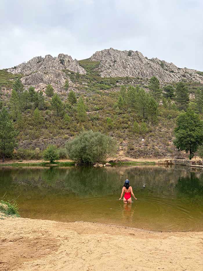 Dónde bañarse en Extremadura: las mejores playas, piscinas naturales y embalses para un verano diferente 4 Charco del Molino, piscinas naturales en el Geoparque Villuercas-Ibores-Jara, Extremadura, dónde bañarse en Extremadura , dónde bañarse en Extremadura en verano, mejores zonas de baño en Extremadura, mejores playas de Extremadura, playas de interior en Extremadura, playas de agua dulce en Extremadura, piscinas naturales en Extremadura, embalses para bañarse en Extremadura, charcos naturales en Extremadura, playa de Orellana, playa de Peloche, Charco La Nutria Cañamero, embalse García de Sola, embalse de Alange, balneario de Alange, playas con bandera azul en Extremadura, qué hacer en Extremadura en verano, astroturismo en Trujillo, festival teatro clásico Mérida, mejores playas de interior en España, playas de agua dulce en España,