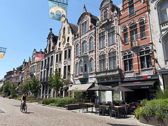 pueblos con encanto en Flandes, ciudades más bonitas de Flandes, qué ver en Lovaina en un día, qué hacer en Malinas Bélgica, itinerario por Flandes en tren, ciudades alternativas en Bélgica, Lovaina y Malinas en dos días, mejores beguinajes de Flandes, visitar la fábrica Het Anker Malinas, subir a la torre de San Rumoldo, ruta ciclista por Lovaina, ayuntamiento de Lovaina gótico, excursiones desde Bruselas en tren, dónde alojarse en Malinas centro, seguro de viaje para Bélgica, viajar por libre a Flandes, mapa turístico de Lovaina