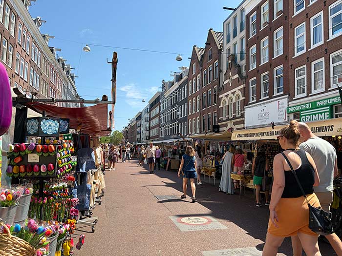 mercado Albert Cuyps, Pijp Ámsterdam, Ámsterdam en 2 días, qué ver en Ámsterdam en 2 días, itinerario Ámsterdam 48 horas, guía de viaje de Ámsterdam, qué hacer en Ámsterdam en 3 días, visitar Ámsterdam en un fin de semana, mejores museos de Ámsterdam, tarjeta turística de Ámsterdam opiniones, ruta por los canales de Ámsterdam, qué ver en Ámsterdam Norte, visitar el STRAAT Museum, puentes iluminados de Ámsterdam, consejos para visitar el Rijksmuseum, dónde alojarse en el centro de Ámsterdam, seguro de viaje para Holanda, viajar a Ámsterdam por libre