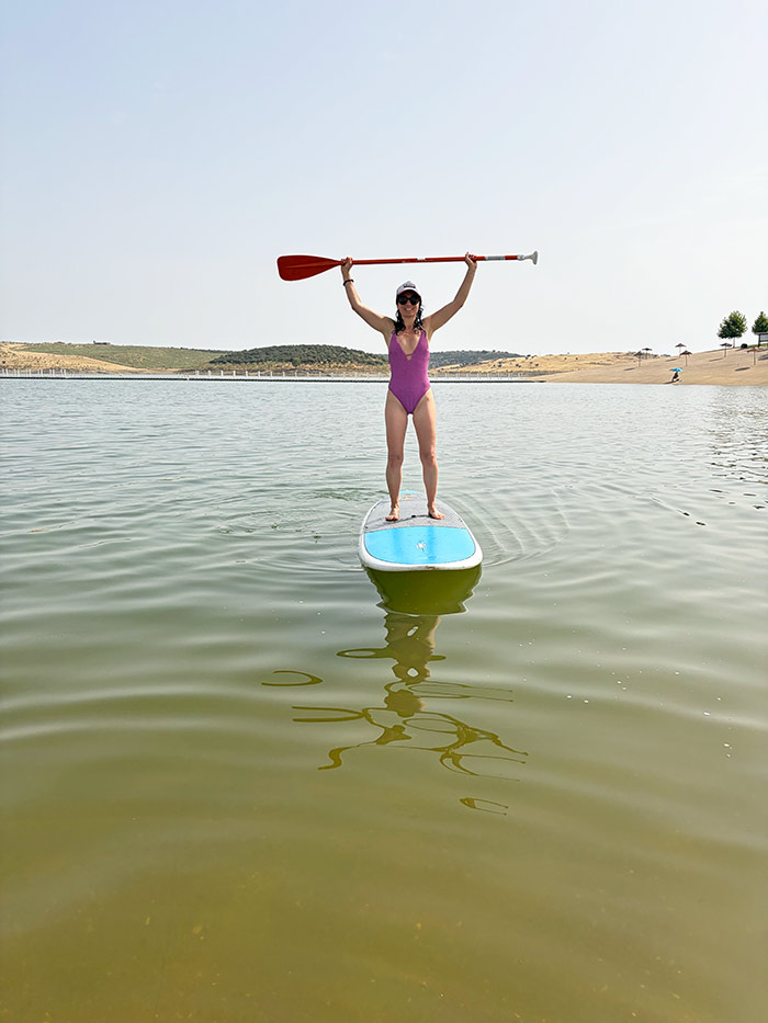Dónde bañarse en Extremadura: las mejores playas, piscinas naturales y embalses para un verano diferente 11 Paddle surf en la Playa de peloche Embalse García de Sola dónde bañarse en Extremadura , dónde bañarse en Extremadura en verano, mejores zonas de baño en Extremadura, mejores playas de Extremadura, playas de interior en Extremadura, playas de agua dulce en Extremadura, piscinas naturales en Extremadura, embalses para bañarse en Extremadura, charcos naturales en Extremadura, playa de Orellana, playa de Peloche, Charco La Nutria Cañamero, embalse García de Sola, embalse de Alange, balneario de Alange, playas con bandera azul en Extremadura, qué hacer en Extremadura en verano, astroturismo en Trujillo, festival teatro clásico Mérida, mejores playas de interior en España, playas de agua dulce en España,
