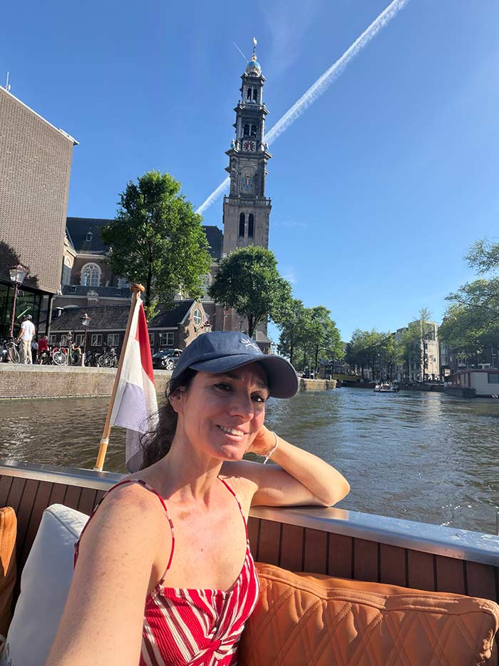 Paseo en barco por los canales de Ámsterdam, Ámsterdam en 2 días, qué ver en Ámsterdam en 2 días, itinerario Ámsterdam 48 horas, guía de viaje de Ámsterdam, qué hacer en Ámsterdam en 3 días, visitar Ámsterdam en un fin de semana, mejores museos de Ámsterdam, tarjeta turística de Ámsterdam opiniones, ruta por los canales de Ámsterdam, qué ver en Ámsterdam Norte, visitar el STRAAT Museum, puentes iluminados de Ámsterdam, consejos para visitar el Rijksmuseum, dónde alojarse en el centro de Ámsterdam, seguro de viaje para Holanda, viajar a Ámsterdam por libre