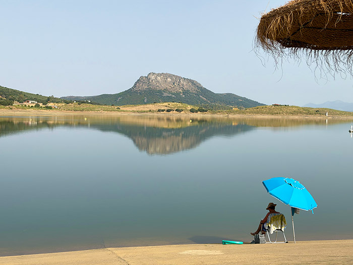 Dónde bañarse en Extremadura: las mejores playas, piscinas naturales y embalses para un verano diferente 18 Paddle surf en la Playa de Peloche Embalse García de Sola Badajoz, dónde bañarse en Extremadura , dónde bañarse en Extremadura en verano, mejores zonas de baño en Extremadura, mejores playas de Extremadura, playas de interior en Extremadura, playas de agua dulce en Extremadura, piscinas naturales en Extremadura, embalses para bañarse en Extremadura, charcos naturales en Extremadura, playa de Orellana, playa de Peloche, Charco La Nutria Cañamero, embalse García de Sola, embalse de Alange, balneario de Alange, playas con bandera azul en Extremadura, qué hacer en Extremadura en verano, astroturismo en Trujillo, festival teatro clásico Mérida, mejores playas de interior en España, playas de agua dulce en España,