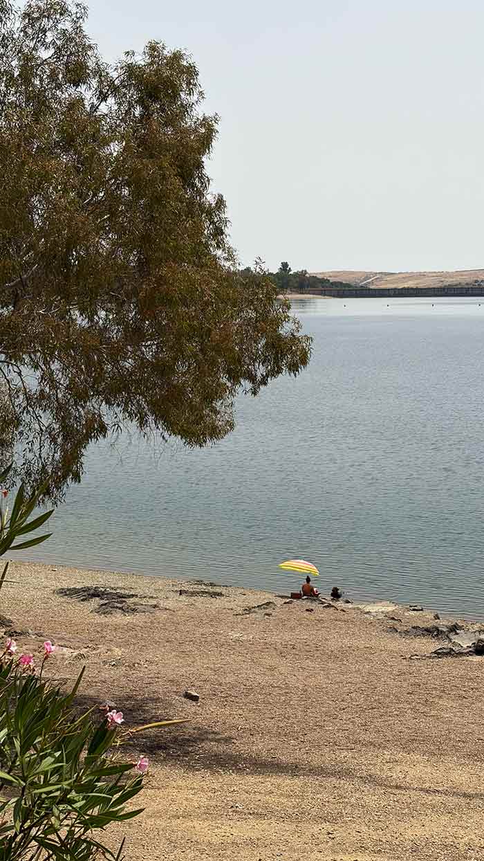 Dónde bañarse en Extremadura: las mejores playas, piscinas naturales y embalses para un verano diferente 12 Playa de Orellana, Playa de Orellana en Badajoz, dónde bañarse en Extremadura , dónde bañarse en Extremadura en verano, mejores zonas de baño en Extremadura, mejores playas de Extremadura, playas de interior en Extremadura, playas de agua dulce en Extremadura, piscinas naturales en Extremadura, embalses para bañarse en Extremadura, charcos naturales en Extremadura, playa de Orellana, playa de Peloche, Charco La Nutria Cañamero, embalse García de Sola, embalse de Alange, balneario de Alange, playas con bandera azul en Extremadura, qué hacer en Extremadura en verano, astroturismo en Trujillo, festival teatro clásico Mérida, mejores playas de interior en España, playas de agua dulce en España,