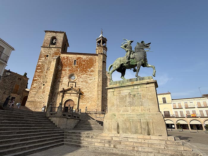 Dónde bañarse en Extremadura: las mejores playas, piscinas naturales y embalses para un verano diferente 8 Plaza Mayor de Trujillo, Cáceres, Extremadura, dónde bañarse en Extremadura , dónde bañarse en Extremadura en verano, mejores zonas de baño en Extremadura, mejores playas de Extremadura, playas de interior en Extremadura, playas de agua dulce en Extremadura, piscinas naturales en Extremadura, embalses para bañarse en Extremadura, charcos naturales en Extremadura, playa de Orellana, playa de Peloche, Charco La Nutria Cañamero, embalse García de Sola, embalse de Alange, balneario de Alange, playas con bandera azul en Extremadura, qué hacer en Extremadura en verano, astroturismo en Trujillo, festival teatro clásico Mérida, mejores playas de interior en España, playas de agua dulce en España,