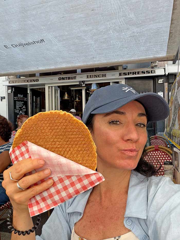Stroopwafles en Ámsterdam, mercado Albert Cuyps, Pijp, Ámsterdam en 2 días, qué ver en Ámsterdam en 2 días, itinerario Ámsterdam 48 horas, guía de viaje de Ámsterdam, qué hacer en Ámsterdam en 3 días, visitar Ámsterdam en un fin de semana, mejores museos de Ámsterdam, tarjeta turística de Ámsterdam opiniones, ruta por los canales de Ámsterdam, qué ver en Ámsterdam Norte, visitar el STRAAT Museum, puentes iluminados de Ámsterdam, consejos para visitar el Rijksmuseum, dónde alojarse en el centro de Ámsterdam, seguro de viaje para Holanda, viajar a Ámsterdam por libre