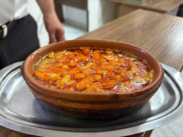 Qué ver en Macedonia: los mejores lugares y el secreto mejor guardado de los Balcanes 9 Tavce gravce plato tradicional macedonio legumbres al horno