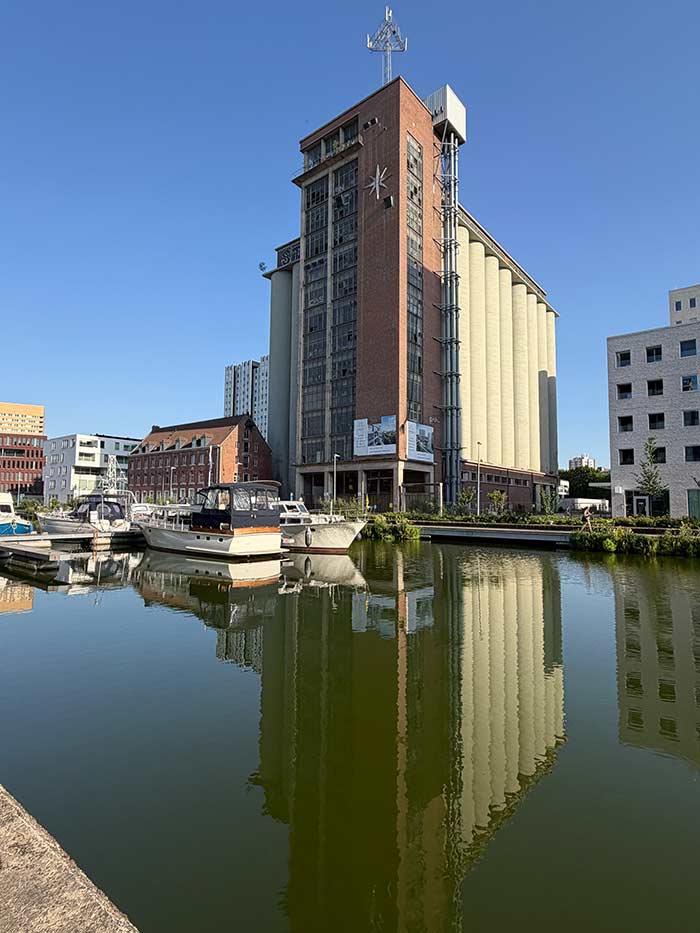 Vaartkom, antigua fábrica de Stella Artois, pueblos con encanto en Flandes, ciudades más bonitas de Flandes, qué ver en Lovaina en un día, qué hacer en Malinas Bélgica, itinerario por Flandes en tren, ciudades alternativas en Bélgica, Lovaina y Malinas en dos días, mejores beguinajes de Flandes, visitar la fábrica Het Anker Malinas, subir a la torre de San Rumoldo, ruta ciclista por Lovaina, ayuntamiento de Lovaina gótico, excursiones desde Bruselas en tren, dónde alojarse en Malinas centro, seguro de viaje para Bélgica, viajar por libre a Flandes, mapa turístico de Lovaina
