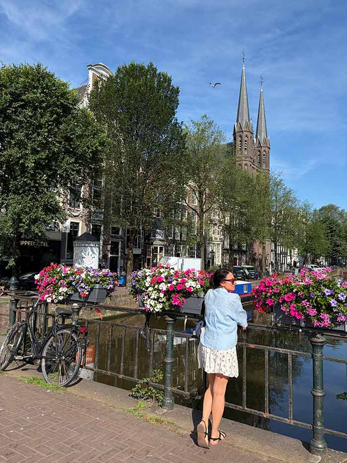 Ámsterdam en 2 días, qué ver en Ámsterdam en 2 días, itinerario Ámsterdam 48 horas, guía de viaje de Ámsterdam, qué hacer en Ámsterdam en 3 días, visitar Ámsterdam en un fin de semana, mejores museos de Ámsterdam, tarjeta turística de Ámsterdam opiniones, ruta por los canales de Ámsterdam, qué ver en Ámsterdam Norte, visitar el STRAAT Museum, puentes iluminados de Ámsterdam, consejos para visitar el Rijksmuseum, dónde alojarse en el centro de Ámsterdam, seguro de viaje para Holanda, viajar a Ámsterdam por libre