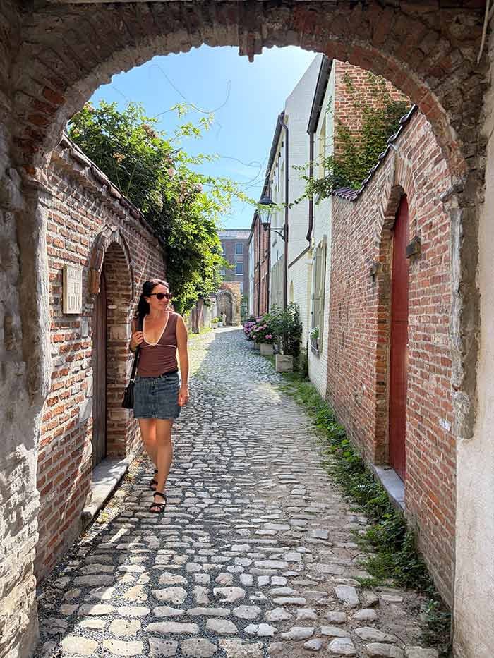 qué ver en Malinas, pueblos con encanto en Flandes, ciudades más bonitas de Flandes, qué hacer en Malinas Bélgica, itinerario por Flandes en tren, ciudades alternativas en Bélgica, Lovaina y Malinas en dos días, mejores beguinajes de Flandes, visitar la fábrica Het Anker Malinas, subir a la torre de San Rumoldo, excursiones desde Bruselas en tren, dónde alojarse en Malinas centro, seguro de viaje para Bélgica, viajar por libre a Flandes, qué hacer en Malinas