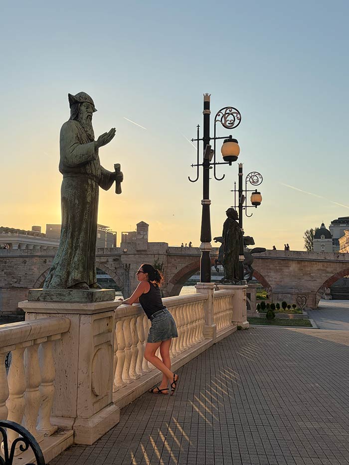 Qué ver en Macedonia: los mejores lugares y el secreto mejor guardado de los Balcanes 7 Puente de piedra de Skopje y esculturas, qué ver en Ohrid, lago Ohrid, qué ver en Macedonia, qué hacer en Macedonia del Norte, viajar a Macedonia por libre, qué ver en Skopje, Parque Nacional de Mavrovo, Boda de Galicnik julio, Galicka Svadba festival, vuelos España Macedonia, moneda de Macedonia del Norte, requisitos para viajar a Macedonia, lago Ohrid playas, mejores iglesias de Ohrid, antiguo bazar de Skopje, ruta por los Balcanes en coche, qué ver en Macedonia en una semana, Bazar en Skopje, Macedonia del Norte
