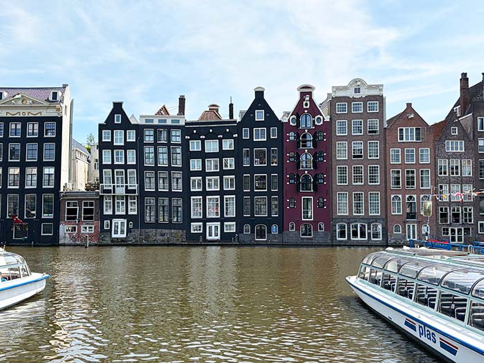 Ámsterdam en 2 días, qué ver en Ámsterdam en 2 días, itinerario Ámsterdam 48 horas, guía de viaje de Ámsterdam, qué hacer en Ámsterdam en 3 días, visitar Ámsterdam en un fin de semana, mejores museos de Ámsterdam, tarjeta turística de Ámsterdam opiniones, ruta por los canales de Ámsterdam, qué ver en Ámsterdam Norte, visitar el STRAAT Museum, puentes iluminados de Ámsterdam, consejos para visitar el Rijksmuseum, dónde alojarse en el centro de Ámsterdam, seguro de viaje para Holanda, viajar a Ámsterdam por libre