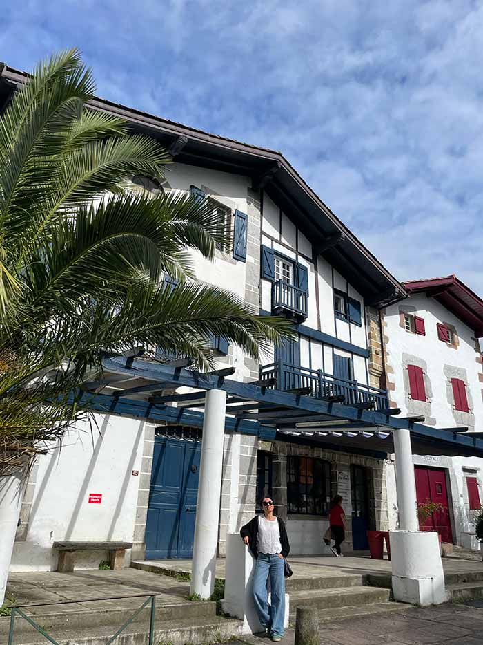 Ruta en coche por el norte de España y Francia: mi itinerario TOP de una semana 8 Ainhoa País Vasco Francés, ruta en coche por el norte de España y Francia, qué ver en Pamplona en un día, ruta por el valle de baztán, pueblos más bonitos del país vasco francés, qué ver en biarritz en un día, itinerario por el norte de españa en coche, qué ver en el valle de ultzama, qué ver en san juan de luz, qué hacer en san sebastián, pueblos con encanto de navarra, road trip norte de españa y sur de francia, bosque de orgi navarra, elizondo valle de baztán, qué ver en ainhoa y sare, ruta de una semana por el norte, dormir en el país vasco francés