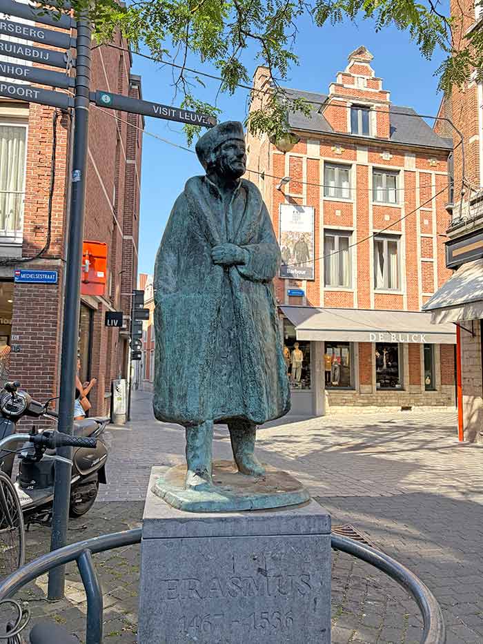 Qué ver en Lovaina, la joya de Flandes que muchos pasan por alto 20 Escultura de Erasmo de Rótterdam en Lovaina, Flandes, Bélgica