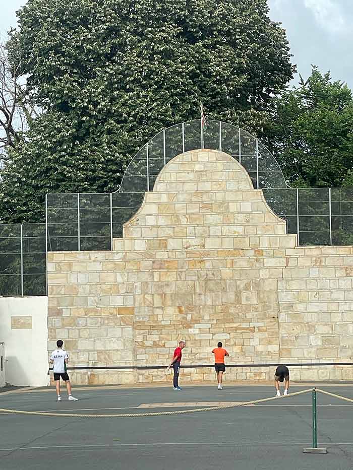 Ruta en coche por el norte de España y Francia: mi itinerario TOP de una semana 9 Sara País vasco francés, Frontón de pelota vasca en Sara, Sare País Vasco, ruta en coche por el norte de España y Francia, qué ver en Pamplona en un día, ruta por el valle de baztán, pueblos más bonitos del país vasco francés, qué ver en biarritz en un día, itinerario por el norte de españa en coche, qué ver en el valle de ultzama, qué ver en san juan de luz, qué hacer en san sebastián, pueblos con encanto de navarra, road trip norte de españa y sur de francia, bosque de orgi navarra, elizondo valle de baztán, qué ver en ainhoa y sare, ruta de una semana por el norte, dormir en el país vasco francés