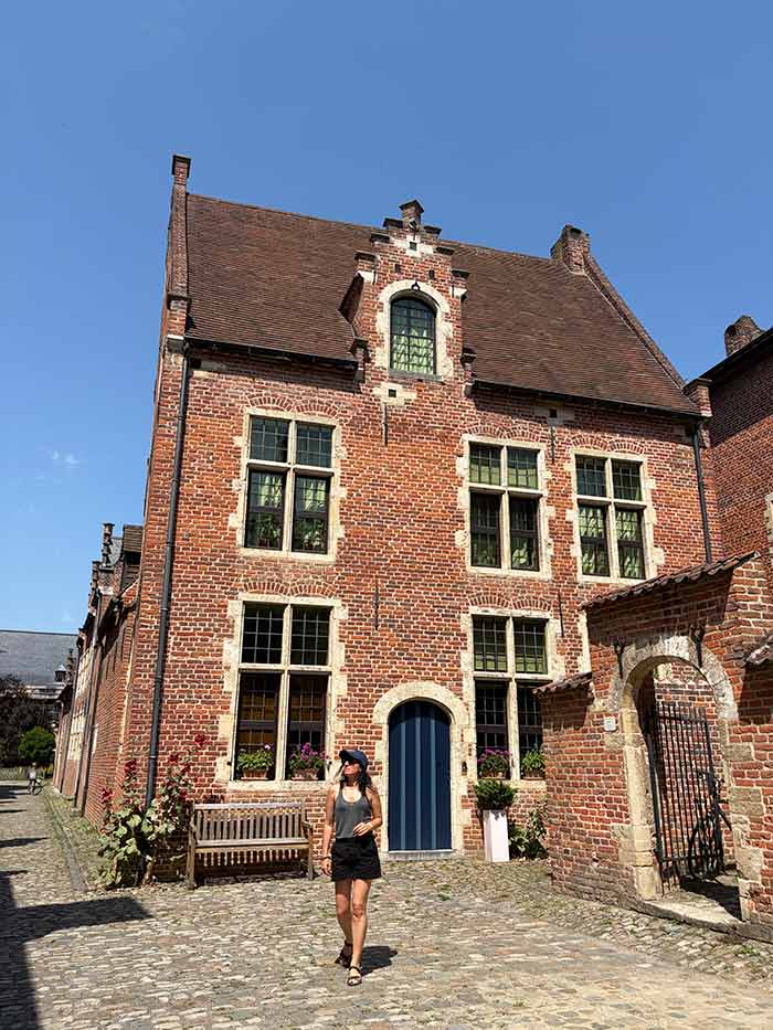 Qué ver en Lovaina, la joya de Flandes que muchos pasan por alto 11 Gran Beguinaje Lovaiana, Groot Begijnhof Lovaina, Qué ver en Lovaina, LOVAINA Bélgica, Lovaina Flandes, mejores pueblos de Flandes, pueblos más bonitos de Bélgica, ciudades más bonitas de Bélgica, qué hacer en Lovaina en un día, Lovaina desde Bruselas en tren, Universidad de Lovaina historia, visitar Ayuntamiento de Lovaina, Gran Beguinaje Lovaina entradas, Biblioteca de Lovaina torre, cómo llegar a Lovaina en tren, Oude Markt el bar más largo de Europa, mejores cervecerías en Lovaina, Lovaina Flandes consejos, Dirk Bouts última cena Lovaina, Castillo de Arenberg Heverlee, rutas en bicicleta Lovaina, excursiones cerca de Bruselas, precio tren Bruselas Lovaina 2026.