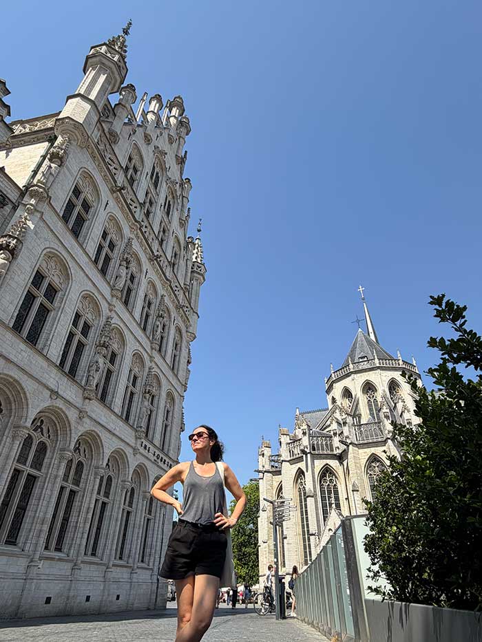 Qué ver en Lovaina, la joya de Flandes que muchos pasan por alto 5 Grote Markt Lovaiana, Qué ver en Lovaina, LOVAINA Bélgica, Lovaina Flandes, mejores pueblos de Flandes, pueblos más bonitos de Bélgica, ciudades más bonitas de Bélgica, qué hacer en Lovaina en un día, Lovaina desde Bruselas en tren, Universidad de Lovaina historia, visitar Ayuntamiento de Lovaina, Gran Beguinaje Lovaina entradas, Biblioteca de Lovaina torre, cómo llegar a Lovaina en tren, Oude Markt el bar más largo de Europa, mejores cervecerías en Lovaina, Lovaina Flandes consejos, Dirk Bouts última cena Lovaina, Castillo de Arenberg Heverlee, rutas en bicicleta Lovaina, excursiones cerca de Bruselas, precio tren Bruselas Lovaina 2026.
