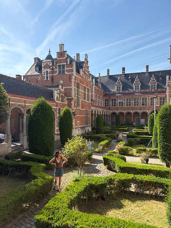 Jardines del Museo Hof van Busleyden Malinas Flandes, Qué ver en Malinas, Flandes, Bélgica, qué ver en malinas, qué ver en malinas en un día, qué hacer en malinas bélgica, malinas desde bruselas, catedral de san rumoldo malinas, palacio de margarita de austria malinas, fabrica de cerveza het anker, dijlepad malinas, beguinaje de malinas, dónde comer en malinas, dónde dormir en malinas, qué ver cerca de malinas, excursión a malinas, transporte de bruselas a malinas, mapa turístico de malinas, qué ver en Bélgica, ruta por pueblos bonitos de Bélgica, 
