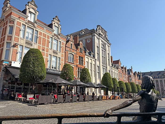 Qué ver en Lovaina, la joya de Flandes que muchos pasan por alto 15 Oude Markt Lovaina, Flandes, Bélgica