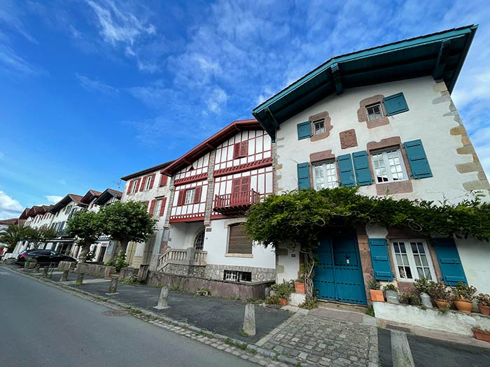 Qué ver en Ainhoa: guía del pueblo bastida del País Vasco francés 3 qué ver en Ainhoa, Ainhoa País Vasco Francés, ruta en coche por el norte de España y Francia, qué ver en Pamplona en un día, ruta por el valle de baztán, pueblos más bonitos del país vasco francés, qué ver en biarritz en un día, itinerario por el norte de españa en coche, qué ver en el valle de ultzama, qué ver en san juan de luz, qué hacer en san sebastián, pueblos con encanto de navarra, road trip norte de españa y sur de francia, bosque de orgi navarra, elizondo valle de baztán, qué ver en ainhoa y sare, ruta de una semana por el norte, dormir en el país vasco francés