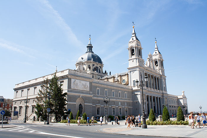 Qué hacer en una escala en Madrid: itinerario para exprimir 6 horas o más (y no perder tu vuelo) 8 Catedral de la Almudena, qué hacer en una escala en Madrid, escala en Madrid, escala de 6 horas en Madrid, de Barajas al centro en escala, itinerario escala Madrid express, qué ver en Madrid en 5 horas, maletas consigna Barajas Madrid, escala larga en Madrid Barajas, metro de Madrid aeropuerto al centro, autobús exprés aeropuerto Madrid precio, qué ver cerca de atocha escala, escala Madrid civitatis, itinerario Madrid Express tránsito, ver Madrid en pocas horas, tarjeta transporte Madrid aeropuerto, escala en Madrid qué visitar