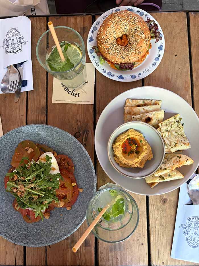 Qué ver en Lovaina, la joya de Flandes que muchos pasan por alto 18 Dónde comer en Lovaina, mejores restaurantes en Lovaina, Qué ver en Lovaina, LOVAINA Bélgica, Lovaina Flandes, mejores pueblos de Flandes, pueblos más bonitos de Bélgica, ciudades más bonitas de Bélgica, qué hacer en Lovaina en un día, Lovaina desde Bruselas en tren, Universidad de Lovaina historia, visitar Ayuntamiento de Lovaina, Gran Beguinaje Lovaina entradas, Biblioteca de Lovaina torre, cómo llegar a Lovaina en tren, Oude Markt el bar más largo de Europa, mejores cervecerías en Lovaina, Lovaina Flandes consejos, Dirk Bouts última cena Lovaina, Castillo de Arenberg Heverlee, rutas en bicicleta Lovaina, excursiones cerca de Bruselas, precio tren Bruselas Lovaina 2026.