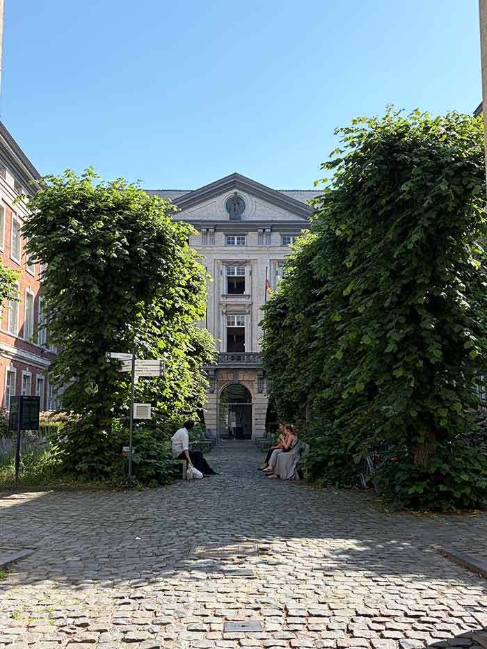 Qué ver en Lovaina, la joya de Flandes que muchos pasan por alto 9 Patios internos y edificios de Lovaina, Flandes, Bélgica