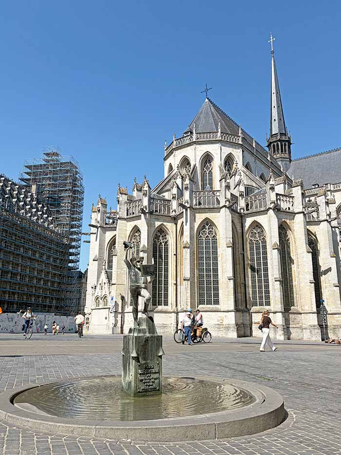 Qué ver en Lovaina, la joya de Flandes que muchos pasan por alto 7 estatua de Fonske Lovaina, Qué ver en Lovaina, LOVAINA Bélgica, Lovaina Flandes, mejores pueblos de Flandes, pueblos más bonitos de Bélgica, ciudades más bonitas de Bélgica, qué hacer en Lovaina en un día, Lovaina desde Bruselas en tren, Universidad de Lovaina historia, visitar Ayuntamiento de Lovaina, Gran Beguinaje Lovaina entradas, Biblioteca de Lovaina torre, cómo llegar a Lovaina en tren, Oude Markt el bar más largo de Europa, mejores cervecerías en Lovaina, Lovaina Flandes consejos, Dirk Bouts última cena Lovaina, Castillo de Arenberg Heverlee, rutas en bicicleta Lovaina, excursiones cerca de Bruselas, precio tren Bruselas Lovaina 2026.