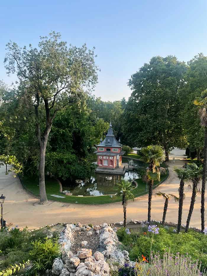 Qué hacer en una escala en Madrid: itinerario para exprimir 6 horas o más (y no perder tu vuelo) 11 Parque del Retiro de Madrid y casita del pescador, qué hacer en una escala en Madrid, escala en Madrid, escala de 6 horas en Madrid, de Barajas al centro en escala, itinerario escala Madrid express, qué ver en Madrid en 5 horas, maletas consigna Barajas Madrid, escala larga en Madrid Barajas, metro de Madrid aeropuerto al centro, autobús exprés aeropuerto Madrid precio, qué ver cerca de atocha escala, escala Madrid civitatis, itinerario Madrid Express tránsito, ver Madrid en pocas horas, tarjeta transporte Madrid aeropuerto, escala en Madrid qué visitar