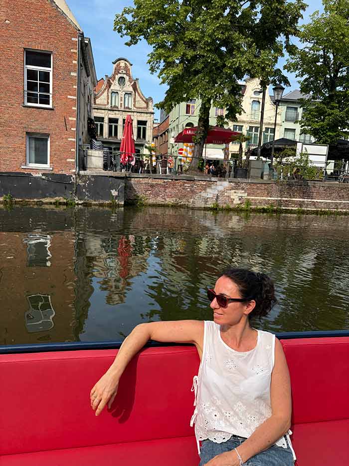 paseo en barco por los canales de Malinas, Flandes, Bélgica, Qué ver en Malinas, Flandes, Bélgica, qué ver en malinas, qué ver en malinas en un día, qué hacer en malinas bélgica, malinas desde bruselas, catedral de san rumoldo malinas, palacio de margarita de austria malinas, fabrica de cerveza het anker, dijlepad malinas, beguinaje de malinas, dónde comer en malinas, dónde dormir en malinas, qué ver cerca de malinas, excursión a malinas, transporte de bruselas a malinas, mapa turístico de malinas, qué ver en Bélgica, ruta por pueblos bonitos de Bélgica, 