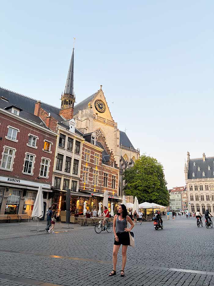 Qué ver en Lovaina, la joya de Flandes que muchos pasan por alto 3 Plaza de Lovaina, Qué ver en Lovaina, LOVAINA Bélgica, Lovaina Flandes, mejores pueblos de Flandes, pueblos más bonitos de Bélgica, ciudades más bonitas de Bélgica, qué hacer en Lovaina en un día, Lovaina desde Bruselas en tren, Universidad de Lovaina historia, visitar Ayuntamiento de Lovaina, Gran Beguinaje Lovaina entradas, Biblioteca de Lovaina torre, cómo llegar a Lovaina en tren, Oude Markt el bar más largo de Europa, mejores cervecerías en Lovaina, Lovaina Flandes consejos, Dirk Bouts última cena Lovaina, Castillo de Arenberg Heverlee, rutas en bicicleta Lovaina, excursiones cerca de Bruselas, precio tren Bruselas Lovaina 2026.