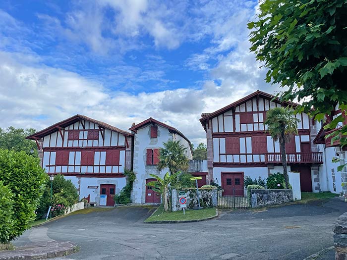 Qué ver en Ainhoa: guía del pueblo bastida del País Vasco francés 9 Arquitectura tradicional en Ainhoa, País Vasco Francés