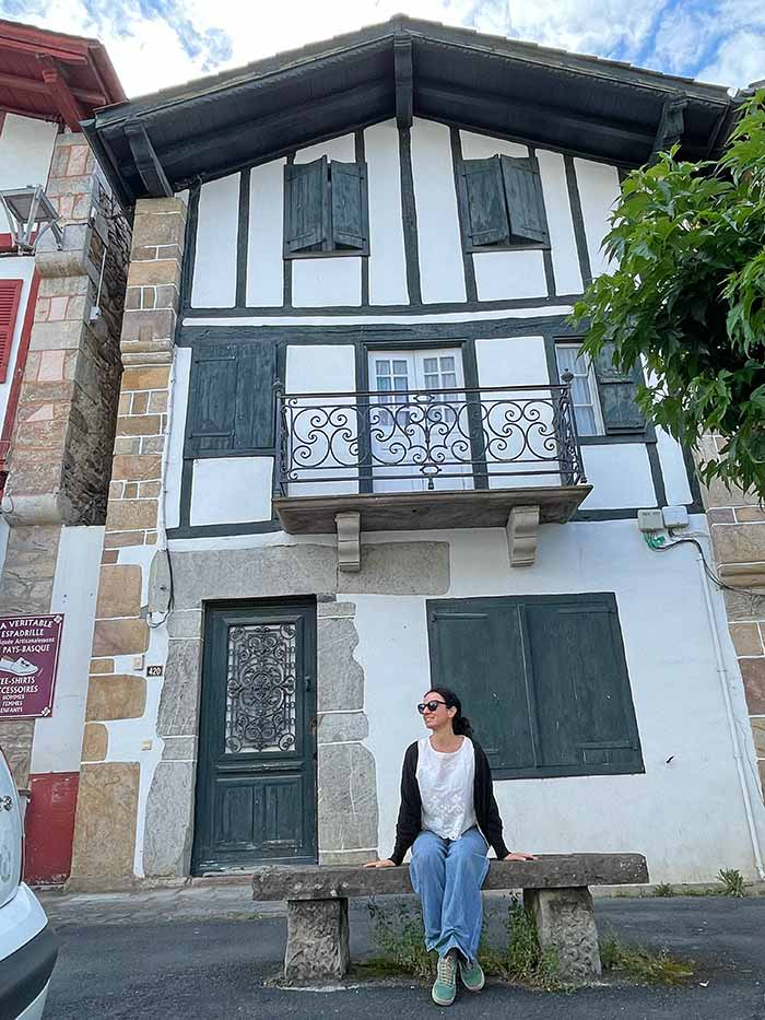 Qué ver en Ainhoa: guía del pueblo bastida del País Vasco francés 10 Arquitectura tradicional vasco-francés, qué ver en Ainhoa, arquitectura tradicional en Ainhoa, qué ver en Ainhoa en un día, Ainhoa país vasco francés qué ver, iglesia de Ainhoa historia, estelas discoidales Ainhoa, capilla de nuestra señora de la espina Ainhoa, lavadero de Ainhoa alhaxurrutia, donde comer en Ainhoa, donde alojarse en Ainhoa, como llegar a Ainhoa desde San Sebastián, valle de xareta que ver, senderismo en ainhoa monte atsulai, Ainhoa les plus beaux villages de france, aparcar en Ainhoa, ruta por los pueblos del pais vasco francés