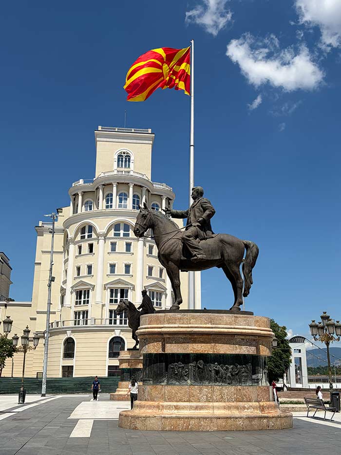Qué ver en Skopje: ruta, mapa e imprescindibles en la capital más surrealista de Europa 10 qué ver en skopje, qué ver en macedonia del norte, qué ver en skopje macedonia del norte, que ver en skopje en 1 dia, que ver en skopje y alrededores, cañon matka skopje como llegar, antiguo bazar de skopje macedonia, plaza macedonia estatua alejandro magno, fortaleza de kale skopje entradas, casa memorial madre teresa skopje, donde comer en skopje tradicional, donde alojarse en skopje zonas, como moverse por skopje macedonia, cruz del milenio monte vodno skopje, excursion de skopje a ohrid, skopje 2014 proyecto arquitectura, es seguro viajar a skopje, cómo ir de Skopje a Ohrid, qué ver en Macedonia del Norte,