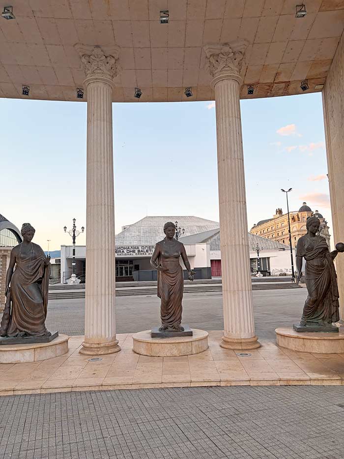 Qué ver en Skopje: ruta, mapa e imprescindibles en la capital más surrealista de Europa 17 qué ver en skopje, qué ver en macedonia del norte, qué ver en skopje macedonia del norte, que ver en skopje en 1 dia, que ver en skopje y alrededores, cañon matka skopje como llegar, antiguo bazar de skopje macedonia, plaza macedonia estatua alejandro magno, fortaleza de kale skopje entradas, casa memorial madre teresa skopje, donde comer en skopje tradicional, donde alojarse en skopje zonas, como moverse por skopje macedonia, cruz del milenio monte vodno skopje, excursion de skopje a ohrid, skopje 2014 proyecto arquitectura, es seguro viajar a skopje, cómo ir de Skopje a Ohrid, qué ver en Macedonia del Norte,