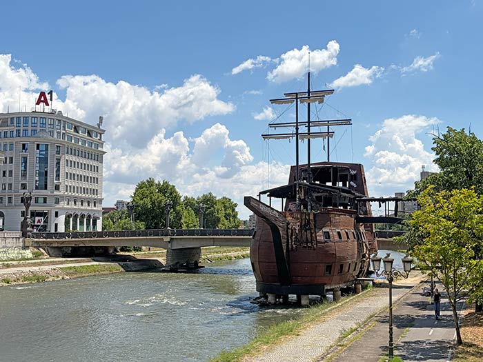 Qué ver en Skopje: ruta, mapa e imprescindibles en la capital más surrealista de Europa 11 Galeones en Skopje, Macedonia del Norte