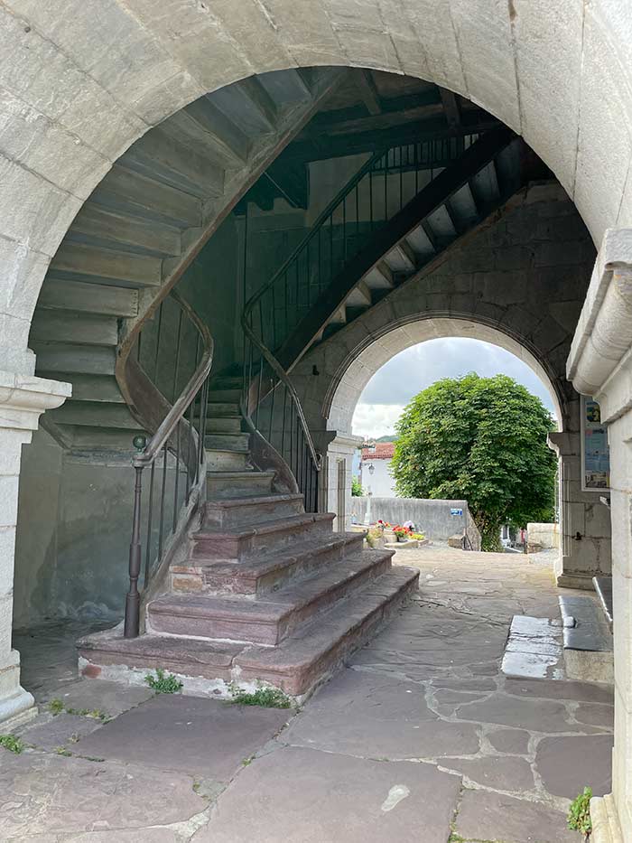 Qué ver en Ainhoa: guía del pueblo bastida del País Vasco francés 6 Iglesia de Nuestra Señora de la Asunción Ainhoa País Vasco Francés, qué ver en Ainhoa, qué ver en Ainhoa en un día, Ainhoa país vasco francés qué ver, iglesia de Ainhoa historia, estelas discoidales Ainhoa, capilla de nuestra señora de la espina Ainhoa, lavadero de Ainhoa alhaxurrutia, donde comer en Ainhoa, donde alojarse en Ainhoa, como llegar a Ainhoa desde San Sebastián, valle de xareta que ver, senderismo en ainhoa monte atsulai, Ainhoa les plus beaux villages de france, aparcar en Ainhoa, ruta por los pueblos del pais vasco francés