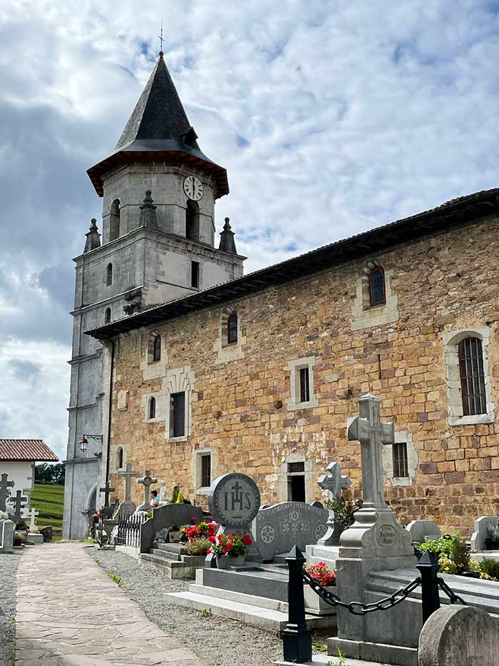 Qué ver en Ainhoa: guía del pueblo bastida del País Vasco francés 7 Iglesia de Nuestra Señora de la Asunción Ainhoa País Vasco Francés, qué ver en Ainhoa, qué ver en Ainhoa en un día, Ainhoa país vasco francés qué ver, iglesia de Ainhoa historia, estelas discoidales Ainhoa, capilla de nuestra señora de la espina Ainhoa, lavadero de Ainhoa alhaxurrutia, donde comer en Ainhoa, donde alojarse en Ainhoa, como llegar a Ainhoa desde San Sebastián, valle de xareta que ver, senderismo en ainhoa monte atsulai, Ainhoa les plus beaux villages de france, aparcar en Ainhoa, ruta por los pueblos del pais vasco francés
